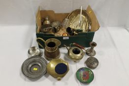 A TRAY OF METALWARE TO INCLUDE CLOISONNE TRINKET BOX ETC