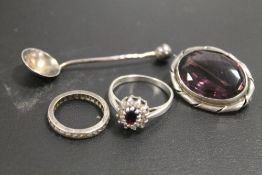 A SELECTION OF VINTAGE SILVER JEWELLERY