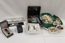 A TRAY OF ASSORTED COSTUME JEWELLERY TO INCLUDE WRISTWATCHES ETC