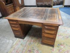 A LARGE LATE 19TH /EARLY 20TH CENTURY OAK PARTNERS DESK WITH INSET BROWN LEATHER TOP H-79 W-152 CM