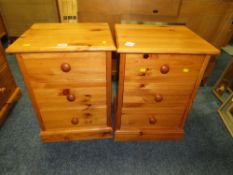 A PAIR OF MODERN HONEY PINE BEDSIDE CHESTS W-44 CM (2)