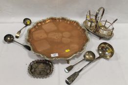 A SMALL QUANTITY OF SILVER PLATED WARE TO INCLUDE LADLES