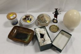 A SMALL QUANTITY OF CERAMICS ETC TO INCLUDE A PRATTWARE STYLE LIDDED POT