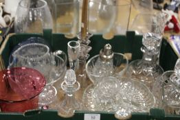 A QUANTITY OF GLASSWARE TO INCLUDE ETCHED EXAMPLES, DECANTERS, VASES ETC