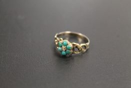 A VICTORIAN GOLD RING SET WITH TURQUOISE STONES