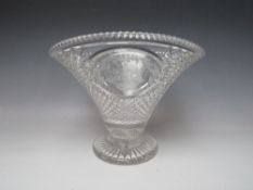 A LARGE DECORATIVE CUT GLASS VASE WITH ENGRAVED DECORATION H 24.5 cm