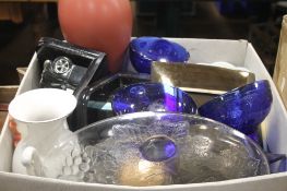 A TRAY OF ASSORTED CERAMICS AND GLASSWARE (TRAY NOT INCLUDED)