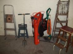 A SELECTION OF GARDEN ITEMS TO INCLUDE A GARDEN VAC ETC