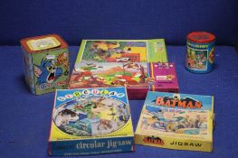 A SMALL COLLECTION OF VINTAGE JIGSAWS ETC TO INCLUDE A TOP AND JERRY JACK IN THE BOX