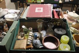 A TRAY OF ORNAMENTS AND GLASSWARE TO INCLUDE SET OF NAPKIN RINGS, PERFUME BOTTLES, DUCK ORNAMENTS,