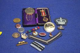 A SMALL COLLECTION OF MILITARY TYPE BUTTONS AND BADGES WITH A SMALL COLLECTION OF COINS