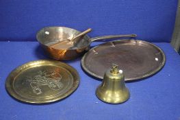 A QUANTITY OF COPPER AND BRASS TO INCLUDE A FRYING PAN AND A BELL
