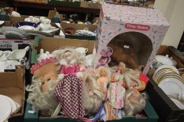 A COLLECTION OF VINTAGE DOLLS TO INCLUDE 'TINY TEARS'