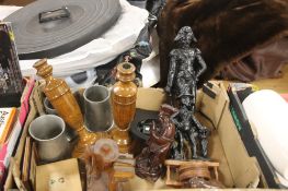 A TRAY OF ASSORTED METALWARE AND TREEN (TRAY NOT INCLUDED)