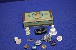 A SMALL TIN OF COLLECTABLE'S TO INCLUDE BADGES, CERAMIC FIGURES ETC