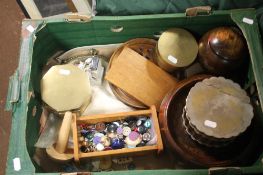 A TRAY OF COLLECTABLES TO INCLUDE TINS, BUTTONS ETC