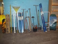 A LARGE SELECTION OF GARDEN TOOLS TO INCLUDE A STEP LADDER