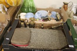A TRAY OF ASSORTED METALWARE TOGETHER WITH A TRAY OF CERAMICS (TRAY NOT INCLUDED)