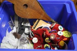 A BOX OF COLLECTABLES TO INCLUDE BADGES