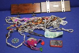 A COLLECTION OF COSTUME JEWELLERY AND COLLECTABLES