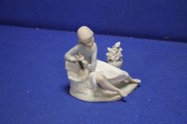A LLADRO FIGURINE