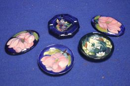 TWO MOORCROFT PLATES WITH AN ASHTRAY TOGETHER WITH 2 MOORCROFT POT LIDS