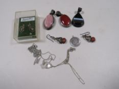 A SELECTION OF POLISHED AGATE AND SILVER PENDANTS TOGETHER WITH VARIOUS SILVER JEWELLERY ITEMS