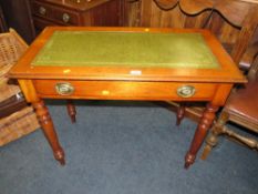 A VICTORIAN MAHOGANY AND LEATHER TOPPED WRITING DESK WITH ONE DRAWER W-92 CM