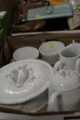 A COLLECTION OF ROYAL WORCESTER GOURMET KITCHEN WARES TO INCLUDE A LIDDED TUREEN, TEAPOT, JUG &