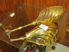 A PAIR OF VINTAGE GILT METAL SHELL SHAPED LIGHT FITTINGS A/F