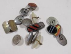 A QUANTITY OF ANTIQUE AND VINTAGE ODD CUFFLINKS