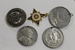 A VINTAGE SERVICE RENDERED FOR KING AND COUNTRY BROOCH - NUMBER 124684 TO REVERSE, TOGETHER WITH