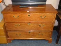 A 19TH CENTURY OAK CHEST OF THREE DRAWERS W-110 CM