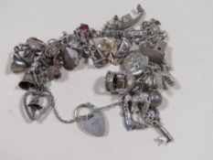 A VINTAGE SILVER CHARM BRACELET AND CHARMS, APPROX 11g