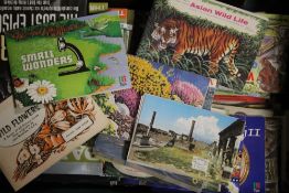 A TRAY OF ASSORTED CIGARETTE CARD FOLDERS AND CONTENTS TOGETHER WITH A SELECTION OF DADS ARMY