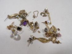 A SELECTION OF ASSORTED YELLOW METAL AND GEMSET EARRINGS TO INCLUDE GOLD EXAMPLES. APPROX 13g