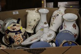 A TRAY OF ASSORTED CERAMICS ETC TO INCLUDE WEDGWOOD JASPERWARE, ROYAL WORCESTER EVESHAM, SHELLEY