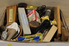 A TRAY OF ASSORTED COLLECTABLES TO INCLUDE A BABYCHAM DEER, CARRIAGE CLOCK ETC