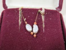 A PAIR OF GOLD SEED PEAL AND CORAL EARRINGS MARKED 375 TO BACKS