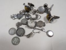 A QUANTITY OF ANTIQUE AND VINTAGE MAINLY SILVER JEWELLERY ITEMS