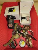 A TRAY OF ASSORTED MODERN AND VINTAGE WRISTWATCHES ETC