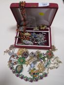A COLLECTION OF VINTAGE COSTUME BROOCHES ETC TO INCLUDE SIGNED EXAMPLES