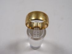 A HALLMARKED 18CT GOLD WEDDING BAND, APPROX 6g, RING SIZE 0 ½