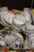 A TRAY OF ASSORTED TEAWARE AND CERAMICS TO INCLUDE A SELECTION OF ROYAL ALBERT 'MOSS ROSE' PATTERN
