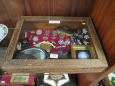 A TABLE TOP DISPLAY CASE AND CONTENTS TO INCLUDE COSTUME JEWELLERY, DRESSING TABLE ITEMS ETC
