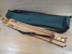 A PORTABLE DALER ROWNEY WOODEN EASEL WITH CARRY BAG