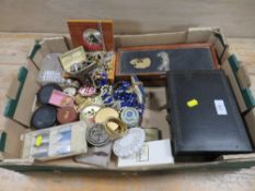 A TRAY OF VINTAGE AND MODERN COSTUME JEWELLERY AND COLLECTABLES ETC