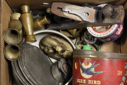 A TRAY OF ASSORTED METALWARE ETC TO INCLUDE A VINTAGE BLUEBIRD BISCUIT TIN, A RECORD 05½ PLACE,