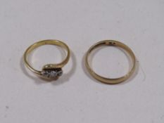 A 9CT GOLD WEDDING BAND - APPROX 1.3g TOGETHER WITH AN UNMARKED YELLOW METAL THREE STONE DIAMOND