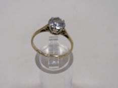 AN UNMARKED YELLOW METAL SOLITAIRE DRESS RING, RING SIZE N